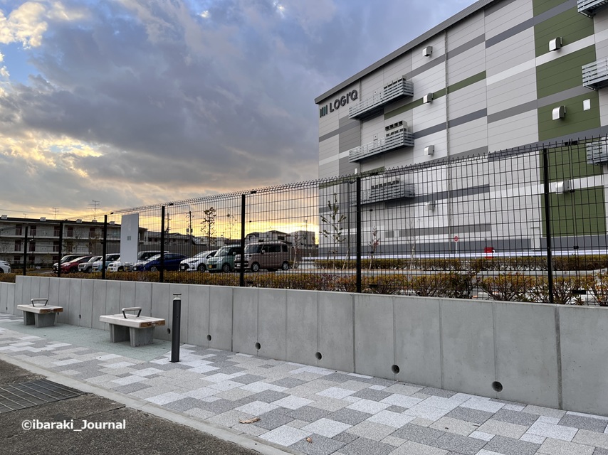 1231丑寅のLOGI'Q前のベンチIMG_9591