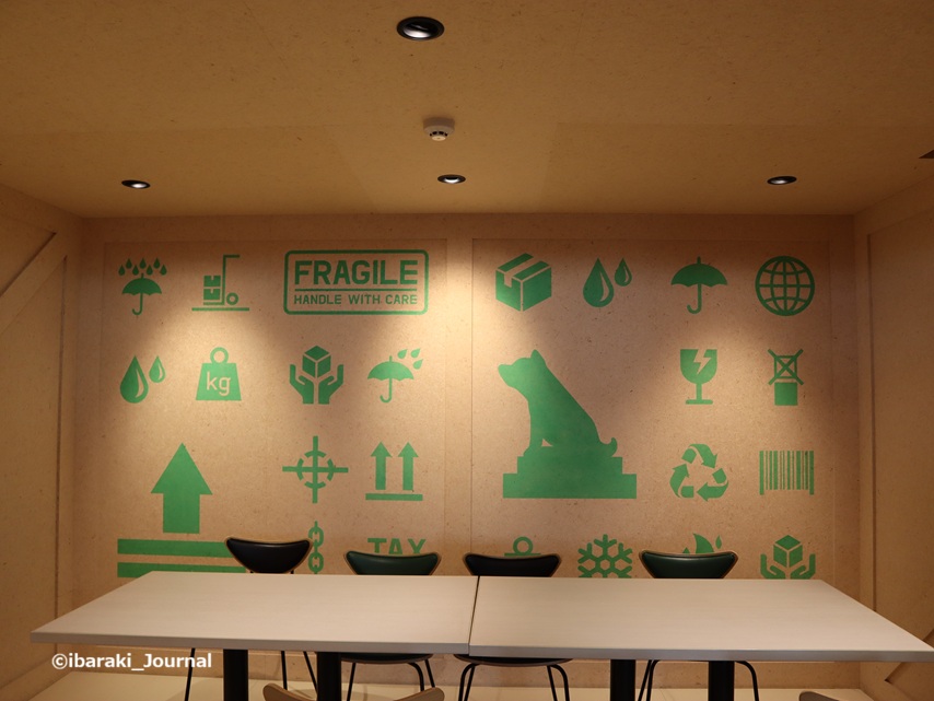 0118logiqスタッフの休憩エリアにハチ公のデザインコンテナIMG_0861