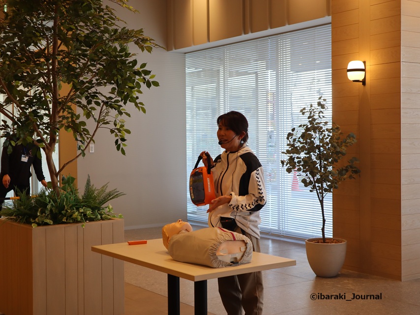 0118防災イベントでAEDの説明IMG_0886