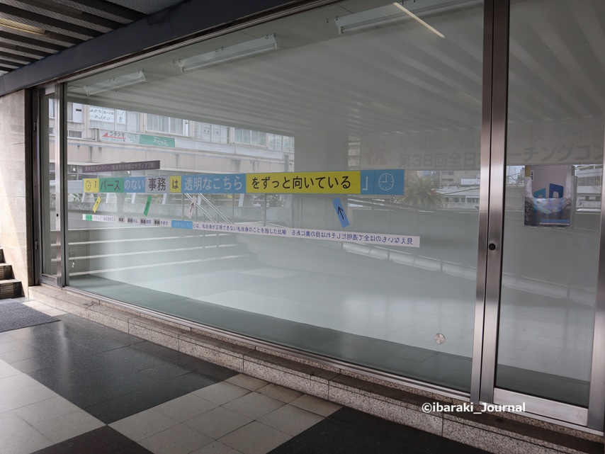 0307ソシオのショーウィンドウ土屋さん作品を東側から眺めるIMG_1008