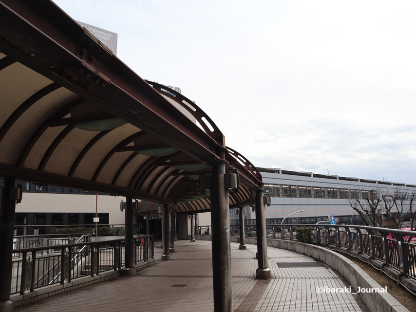 0307ソシオから阪急駅へのドーム屋根のところIMG_1024