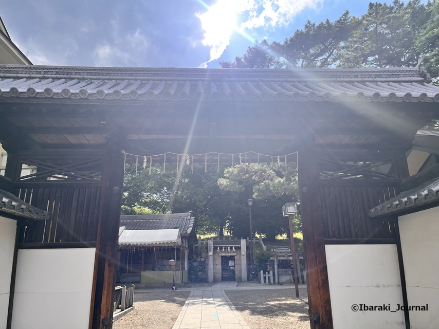 0615茨木神社搦手門からIMG_1365
