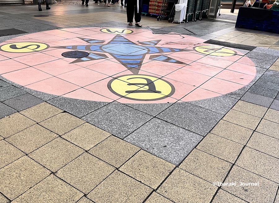 0705阪急本通商店街の地面の方位IMG_1762