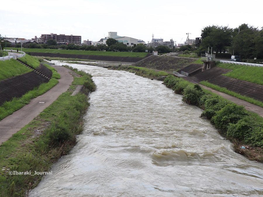 0702西河原の橋から安威川の南側を見るIMG_1487