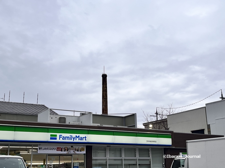 0302総持寺ファミマの向こうにねぼけ温泉の煙突IMG_9146