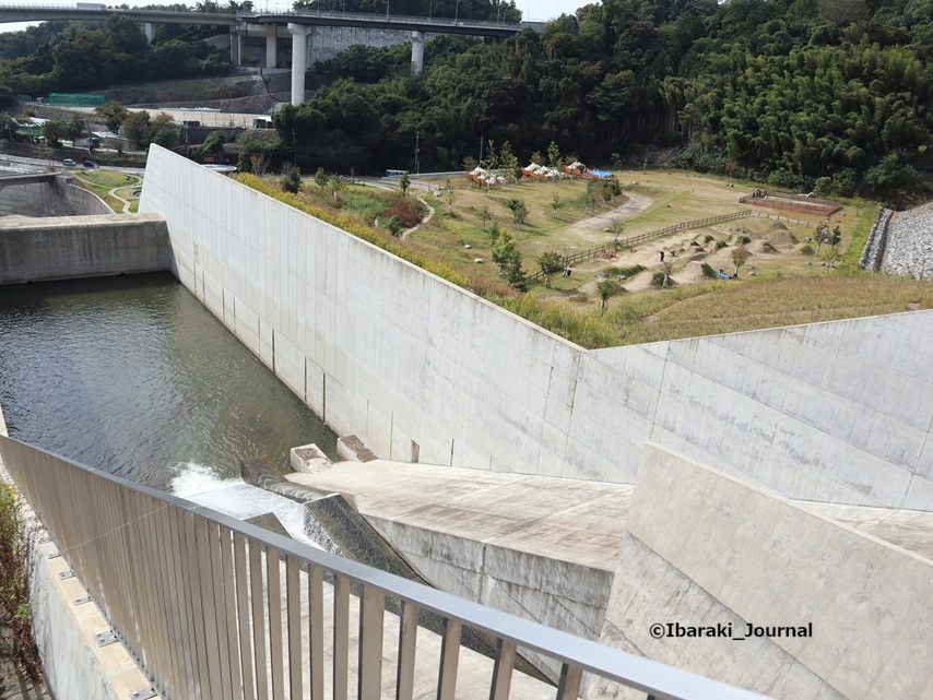 1023ダムパーク風の丘堤体への階段から見たところIMG_2171