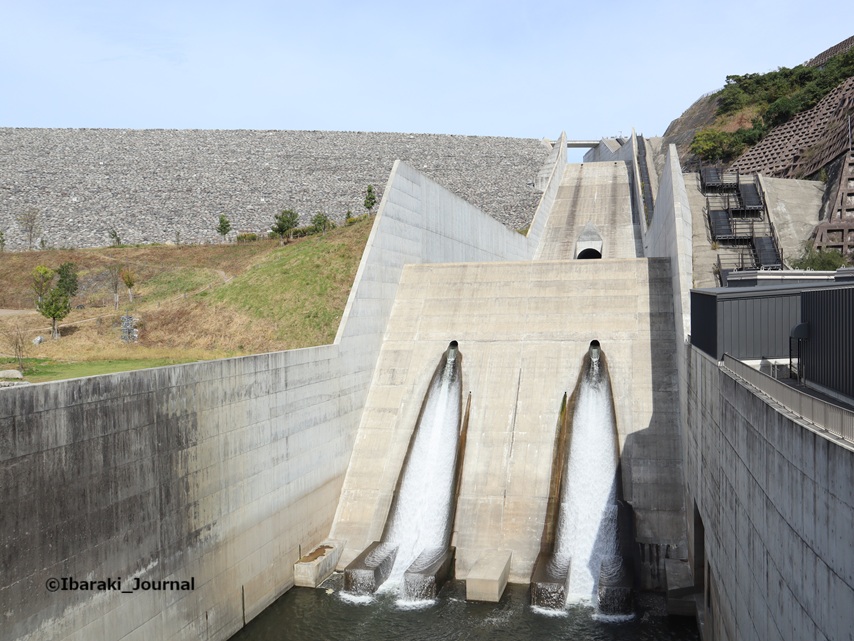 1023ダムパーク風の丘側から見るダム放流１IMG_2174