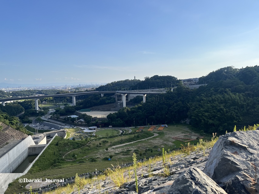 20260830ダムパークいばきた天端道路から風の丘を見たところIMG_2904.jpg