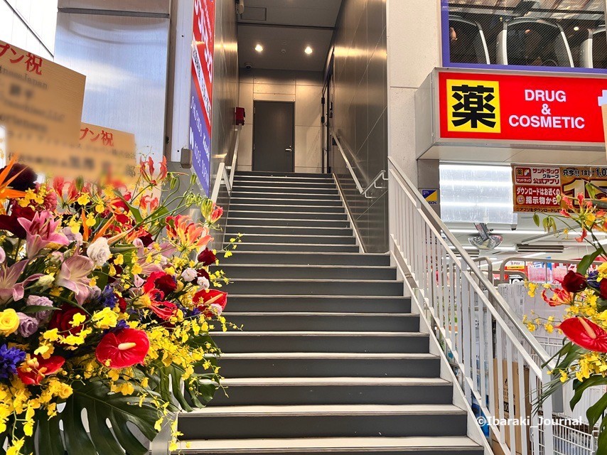 1001kkエニタイム阪急本通階段IMG_3586.jpg